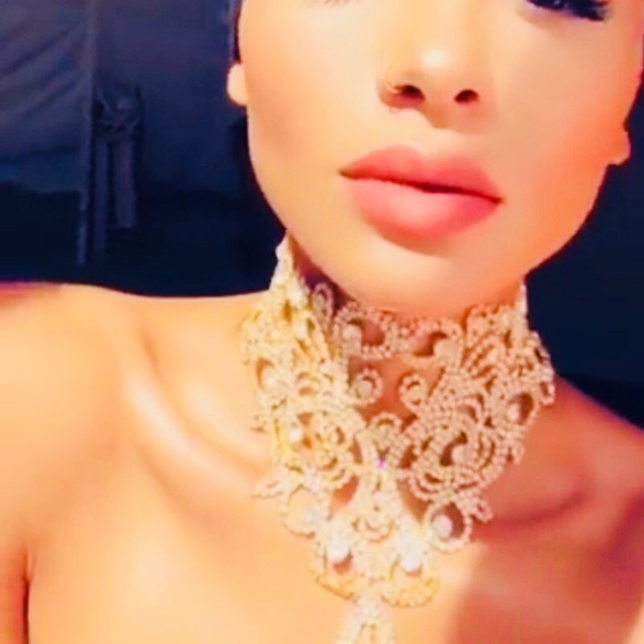 Jewelry - Stunning Rhinestone Bib Choker
